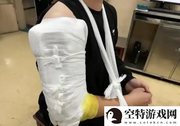 俩猛男挑战与机器人掰手腕