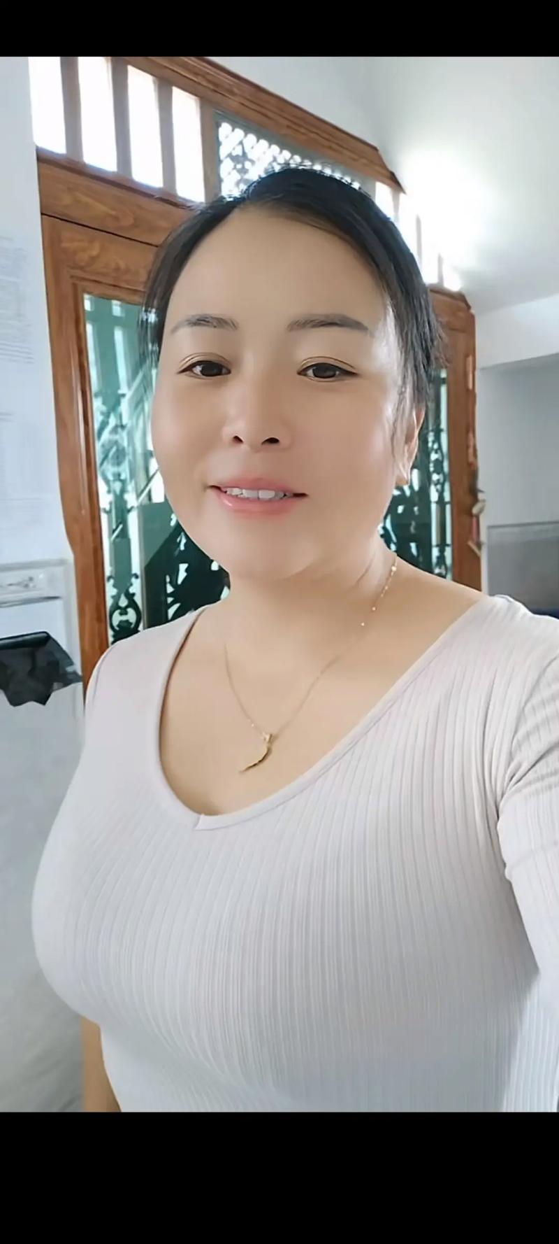 年轻丰满的继牳 2——最新时尚潮流，打造完美曲线