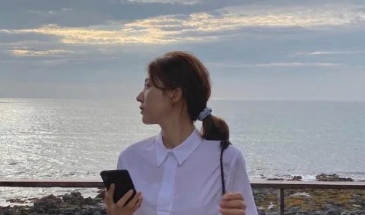 文章标题：夜色下的网络盛宴：探讨深夜直播的魅力与影响