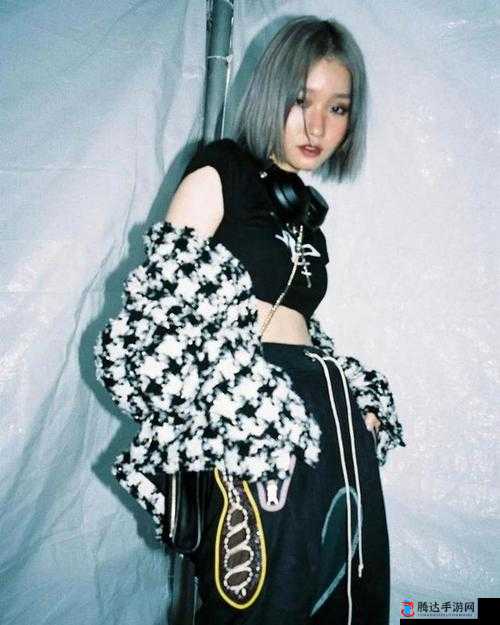 中国大陆十八岁女孩 rapper 震撼舞台,展现独特音乐才华