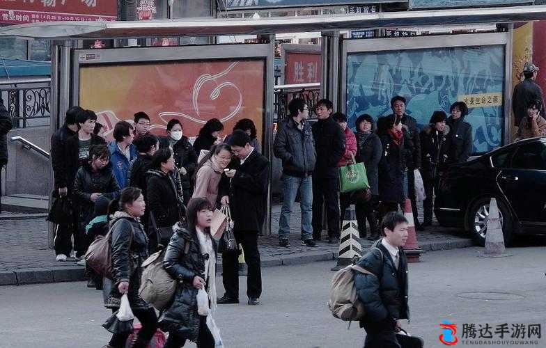 公交车上人们进进出出的忙碌景象