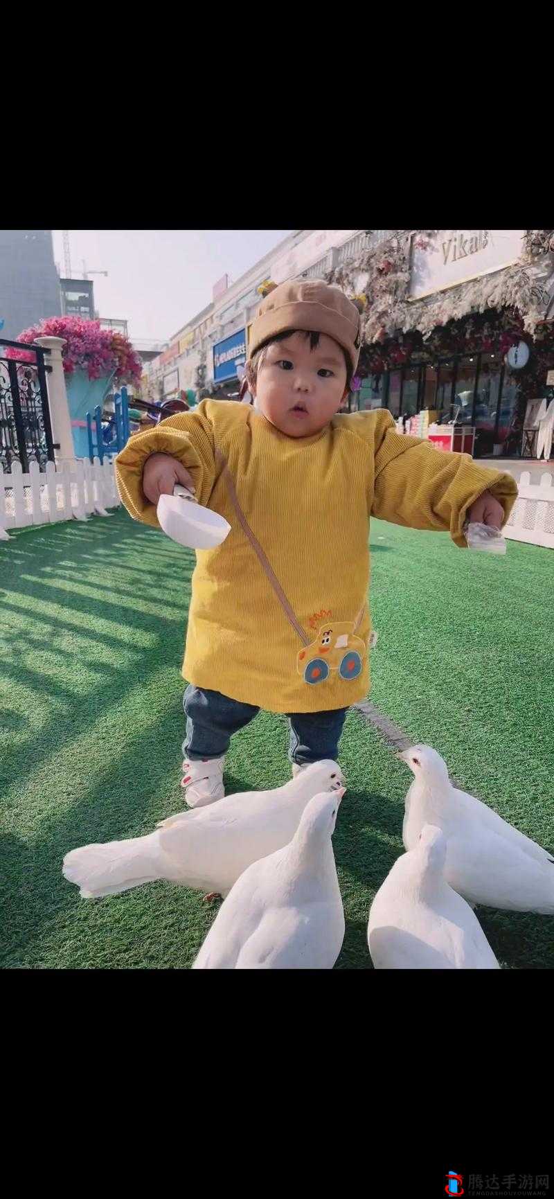 小男孩贴心给小女孩喂食困吧展现纯真情谊