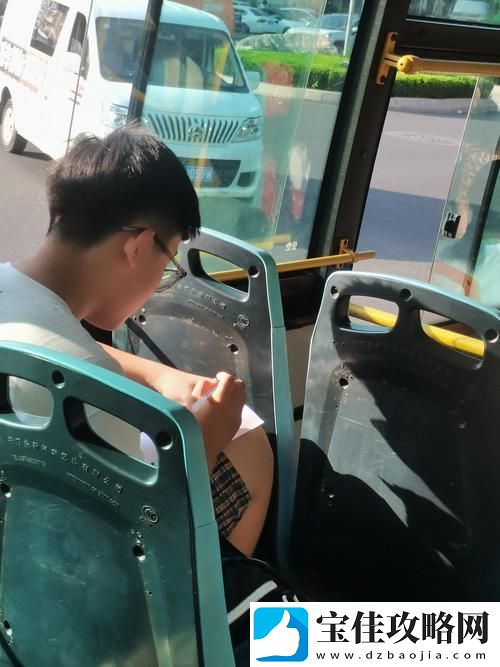 传递温暖在公交车上被一个接一个的C
