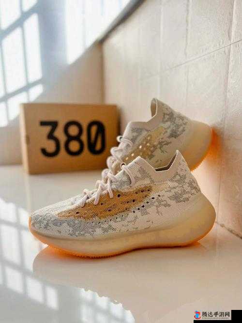 yeezy380 蜜桃粉和白色即将下架引发鞋迷们的关注与热议