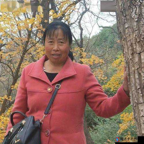 被忽视的弱势群体:关注搡老女人老妇人老太婆的背后故事