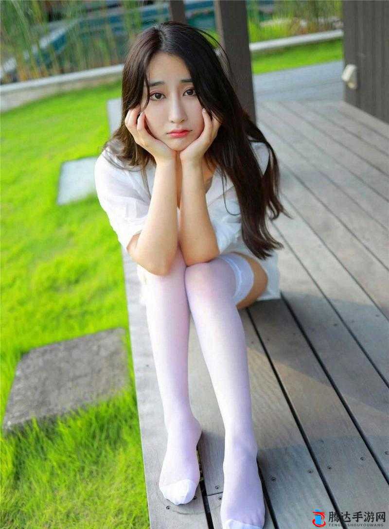白丝校花**甜美:扒开那令人心动的画面