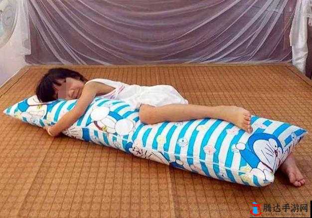 同桌在我裙子里揉弄我的私密部位令人震惊