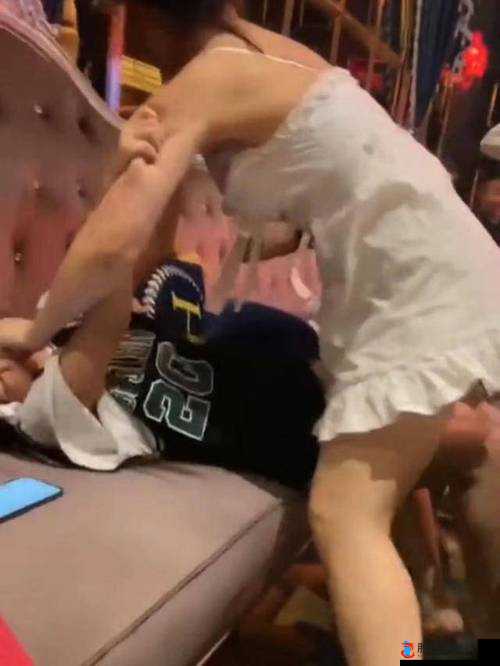 我半夜忍不住摸了妹妹那丰满的奶 C