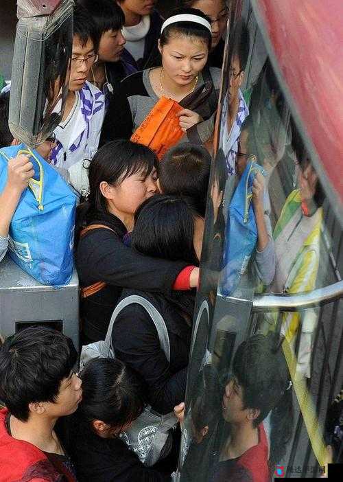 在拥挤的公交车上:一段难以启齿的混乱故事