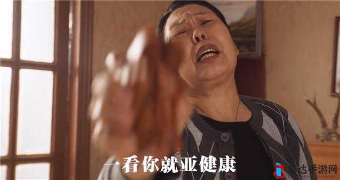 暴躁大妈因琐事骂街，众人围观无人敢劝