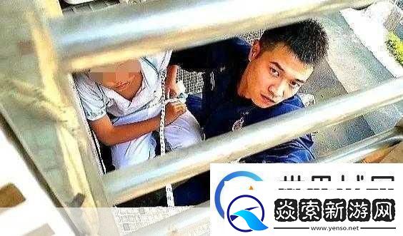 我和闺蜜在公交被八个人挤倒