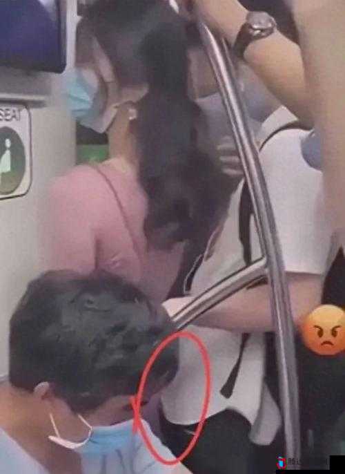 变态男子在地铁上对穿校服的女孩袭胸,女孩吓哭