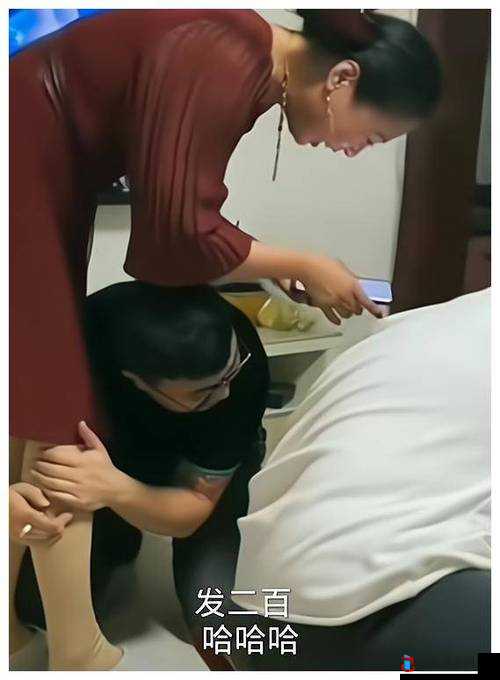 从后面抱妈妈脸红的温馨瞬间