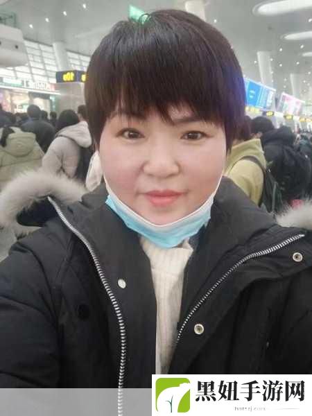 赵丽雅正搭公交车准备回家:1. 赵丽雅乘公交,温暖回家路