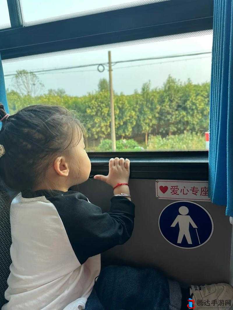 和妈妈坐公交车最后一排的温馨时光