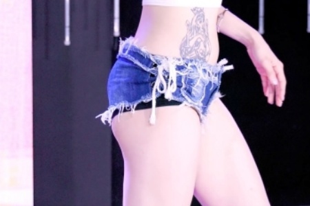 女被❌c❌黄扒衣服好爽三亚