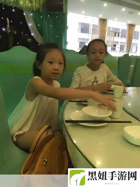 父母儿女媳妇一起来的寓意:1. 家庭团圆:父母儿女媳妇共绘幸福蓝图