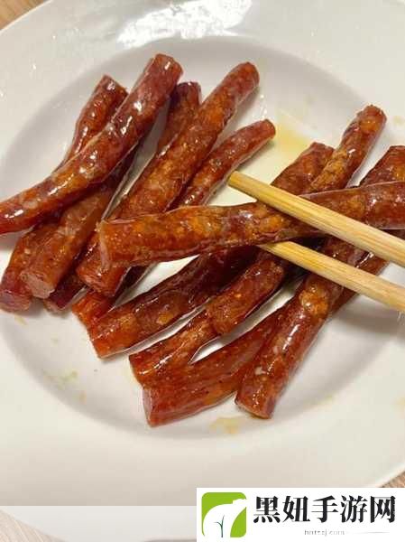 小洞饿了想吃大香肠比韩国频道更加精彩-:1. 小洞的美食探索之旅:大香肠的诱惑