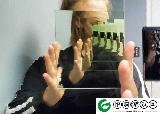 抬头看向镜子里结合处的那一抹独特视角