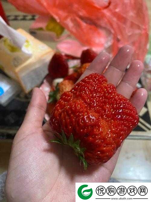 大草莓与小草莓的甜蜜故事