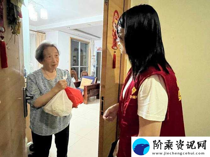 善良阿姨用爱心温暖社区传递正能量感动众人