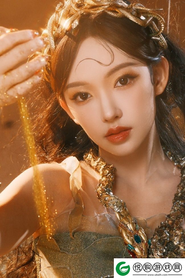 程潇化身金色蛇女