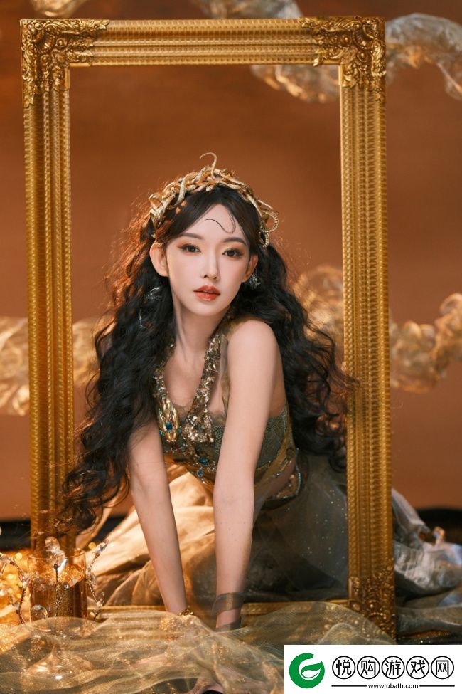 程潇化身金色蛇女
