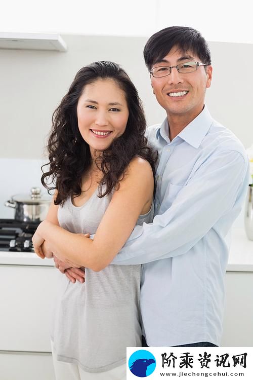 在厨房从后面抱起岳