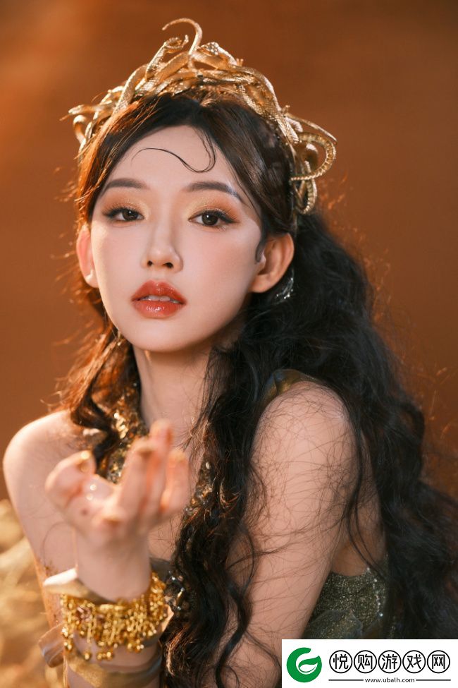 程潇化身金色蛇女
