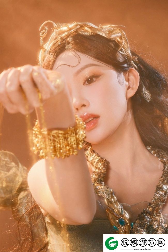 程潇化身金色蛇女