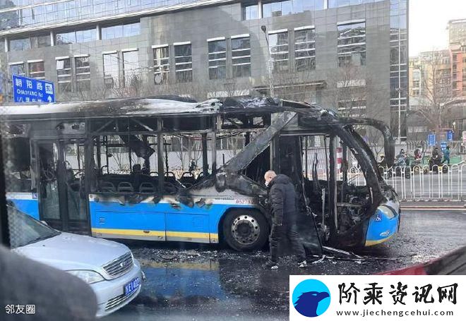 公交车上被撞出了水消防