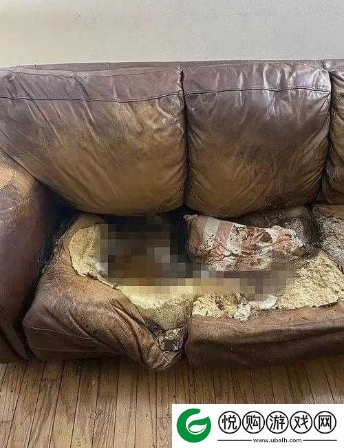 小哑巴身怀六甲孤独地坐在沙发上