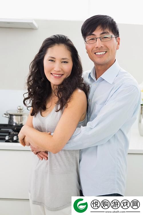 在厨房从后面抱起岳
