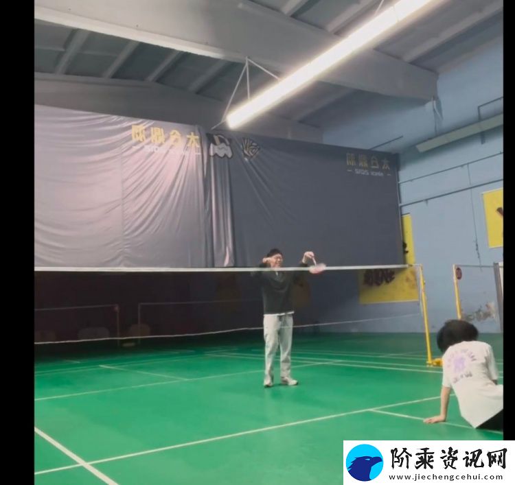 微微出汗吧！米勒和老婆PK羽毛球