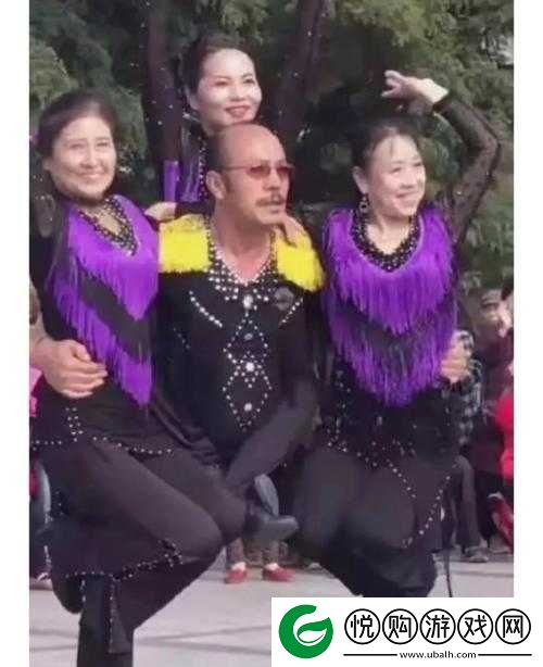 老头叼着我肥大的奶头视频