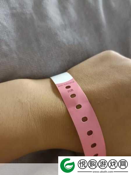公交车里抓着摇曳的手环诗情