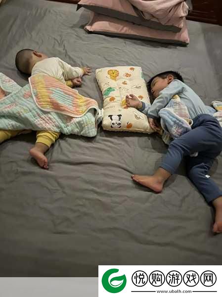 年轻夫妻把小孩哄睡后开监控
