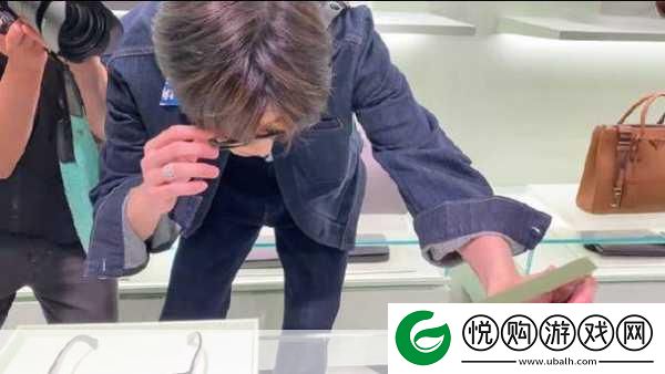宝宝把脚抬高看镜子颠覆我们的认知