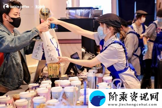 瑞幸晒原神联动新品爆单活动现场照