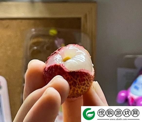 已经塞了八颗荔枝了窦寇儿