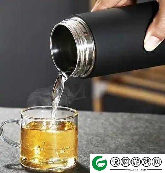 男孩保温杯装开水摇晃瞬间爆炸