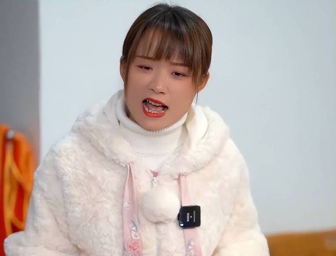 14岁女孩迈开腿拔萝卜