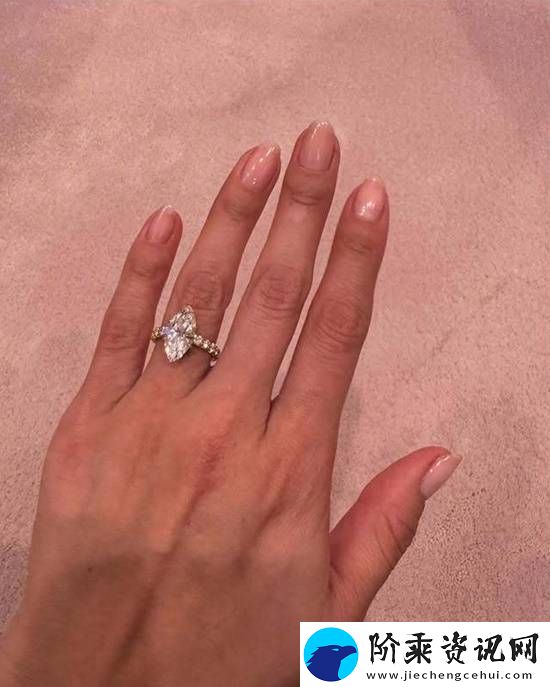 赛琳娜宣布订婚海莉·比伯点赞