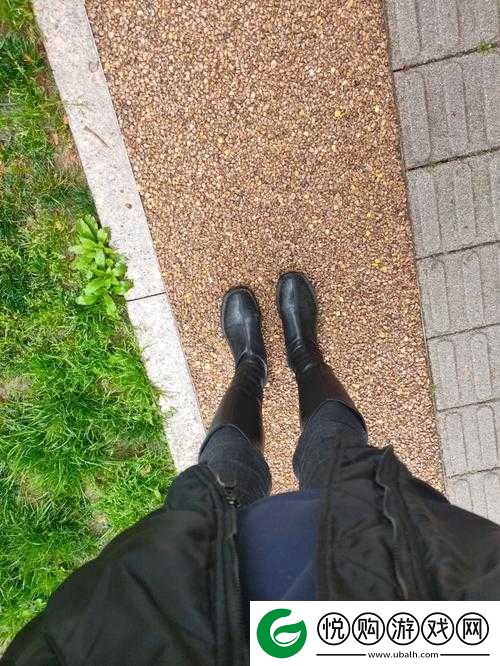 外勤中突然下雨麻妃：意外之雨如何影响工作进程